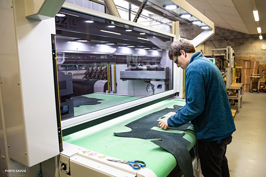 homme en train de travailler du cuir